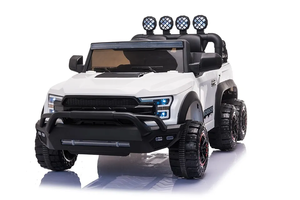 Els nens van amb un cotxe gran de 2 places i 6 rodes