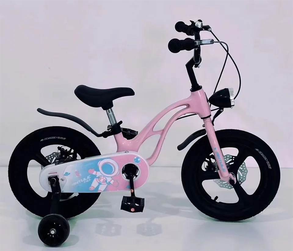 Bicicleta infantil d'aliatge de magnesi amb llums de cotxe